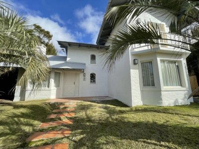 VENTA DE CASA DE 3 DORMITORIOS Y DEPENDENCIA EN MONTOYA PUNTA DEL ESTE 