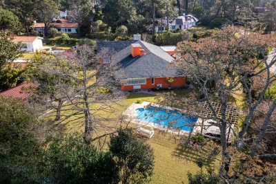 Alquiler anual casa de 5 dormitorios con piscina climatizada Punta del Este 