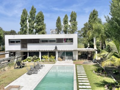 VENTA DE CASA DE 5 DORMITORIOS EN BARRIO PRIVADO LA ARBOLADA PUNTA DEL ESTE