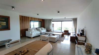 Vendo Apartamento Punta del Este 3 dormitorios en suite, piscina climatizada con terraza parrillero