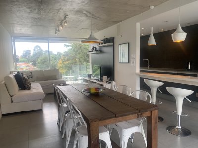 Venta apartamento moderno 2 dormitorios (1 en suite), 2 baños con parrillero propio, piscina y garage