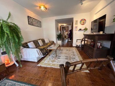 Vendo apartamento 3 dormitorios más servicio con cochera techada playa mansa punta del este, primera linea 