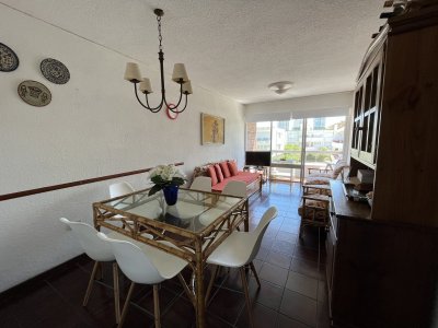 Vendo apartamento 2 dormitorios, 2 baños con cochera gastos comunes bajos Aidy Grill