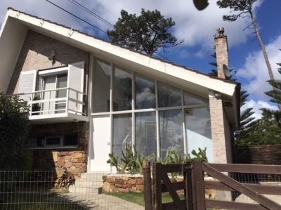 Alquiler temporal casa en Pinares con piscina a 100 mts del mar