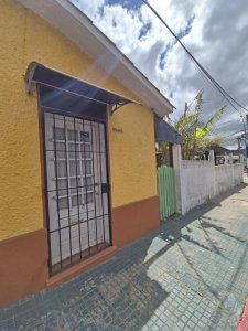 Venta- Casa + 2 apartamentos en pleno Centro de Maldonado
