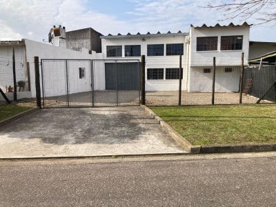 Excepcional Galpón barrio La Sonrisa con muy buena ubicación.