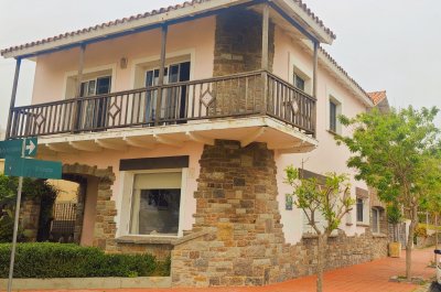 Venta de Espectacular Casa Frente al Mar en  Piriápolis