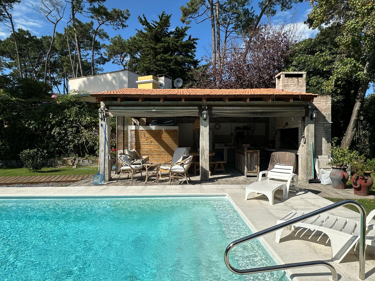 Casa en Venta de 4 Dormitorios ubicada en Pinares, Punta del Este