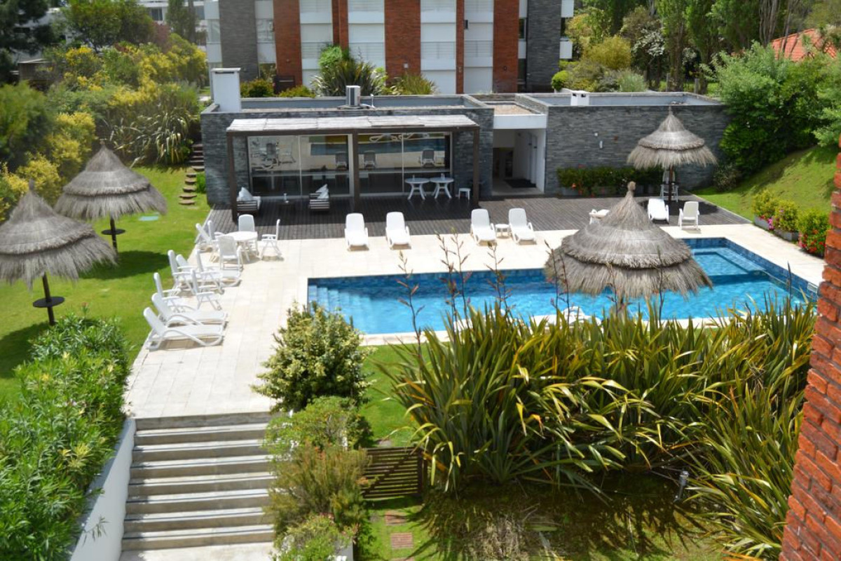 Playa Mansa Apartamento con jardín prox mar Living comedor, cocina 3 dorm, 2 baños terraza con parrillero, losa radiante, garage, baulera, pisci