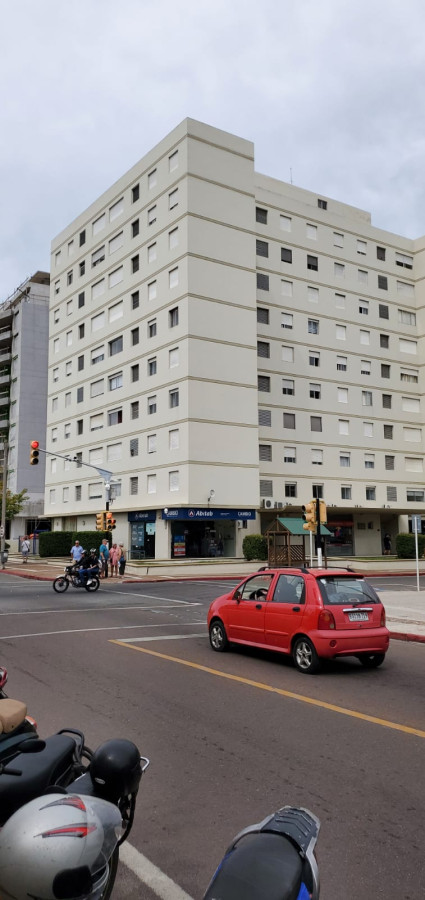 Maldonado, frente al Campus, depto 2 dorm 1 baño, muy luminoso, impecable, cochera, ascensor, piso alto. Venta US$ 139.000.