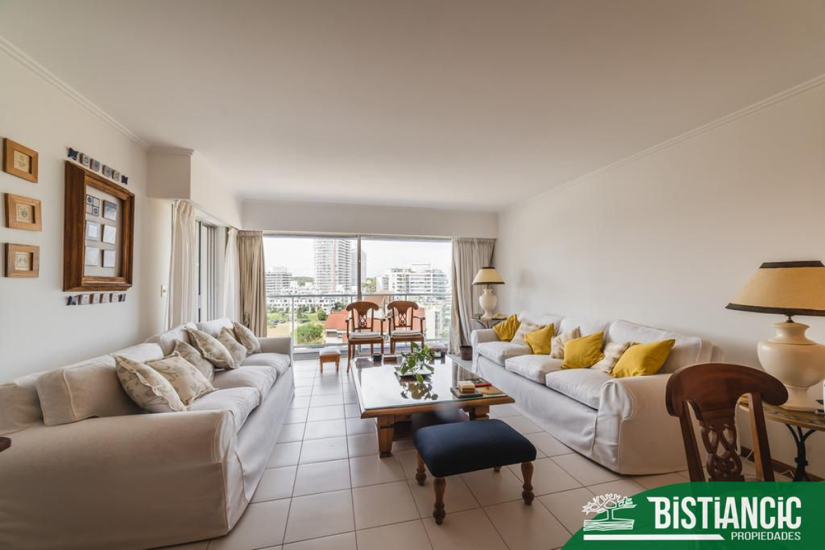 Brava frente al mar, amplio y luminoso depto. de 3 dorm en suite, amplio living comedor, hermosa cocina, servicio con baño, vista, piscina U$S390.000
