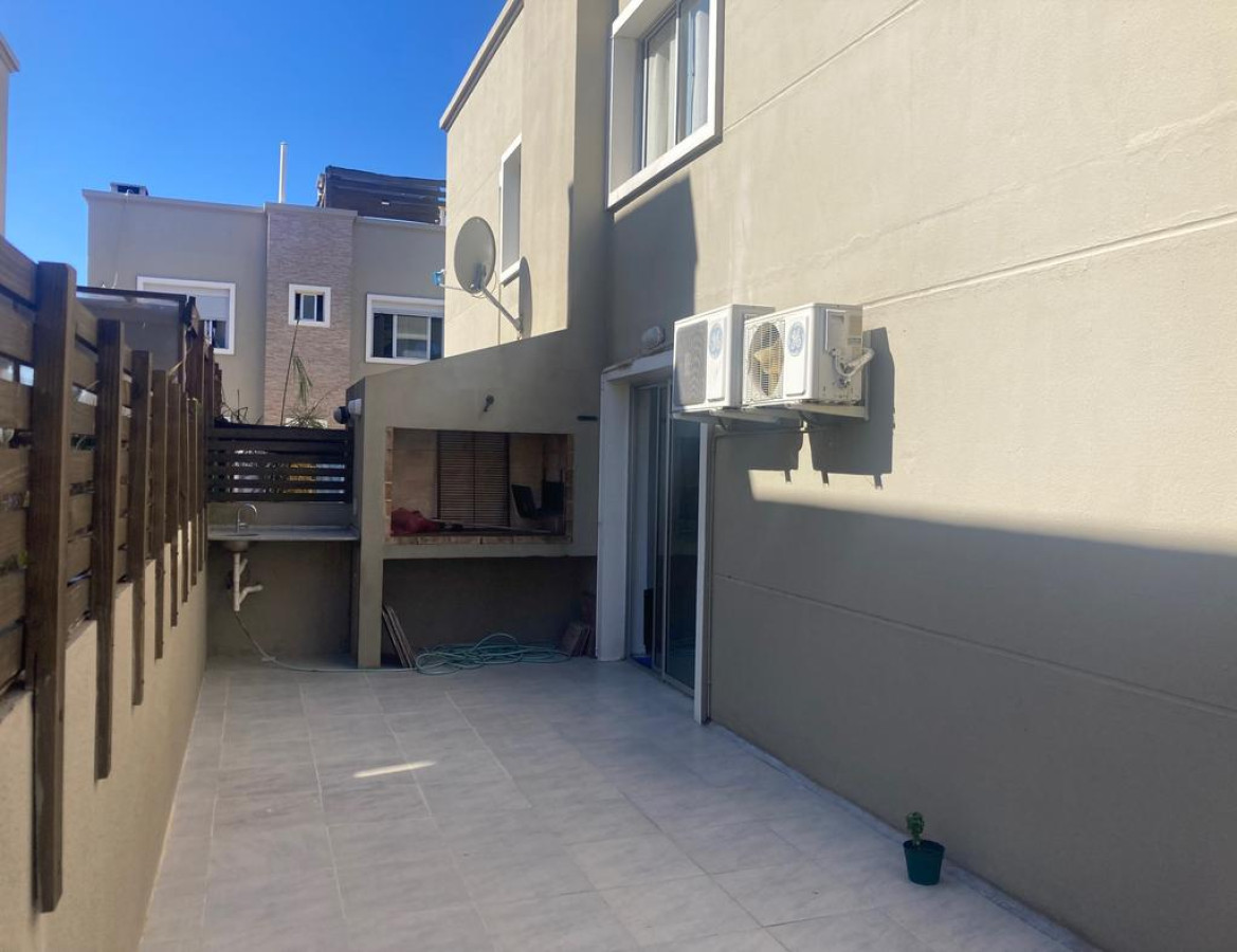 Departamento en PB con patio y parrillero, 2 dorm 1 baño, living comedor con estufa a leña, cochera techada. Precio de venta US$ 96.000.