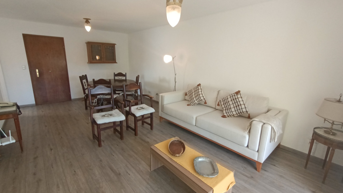 Venta, clásica torre en Roosevelt , apto de 2 dorm 2 baños, amplio al frente. Con muebles, garaje, piscina, tenis, barbacoas, etc. Venta US$ 240.000. 