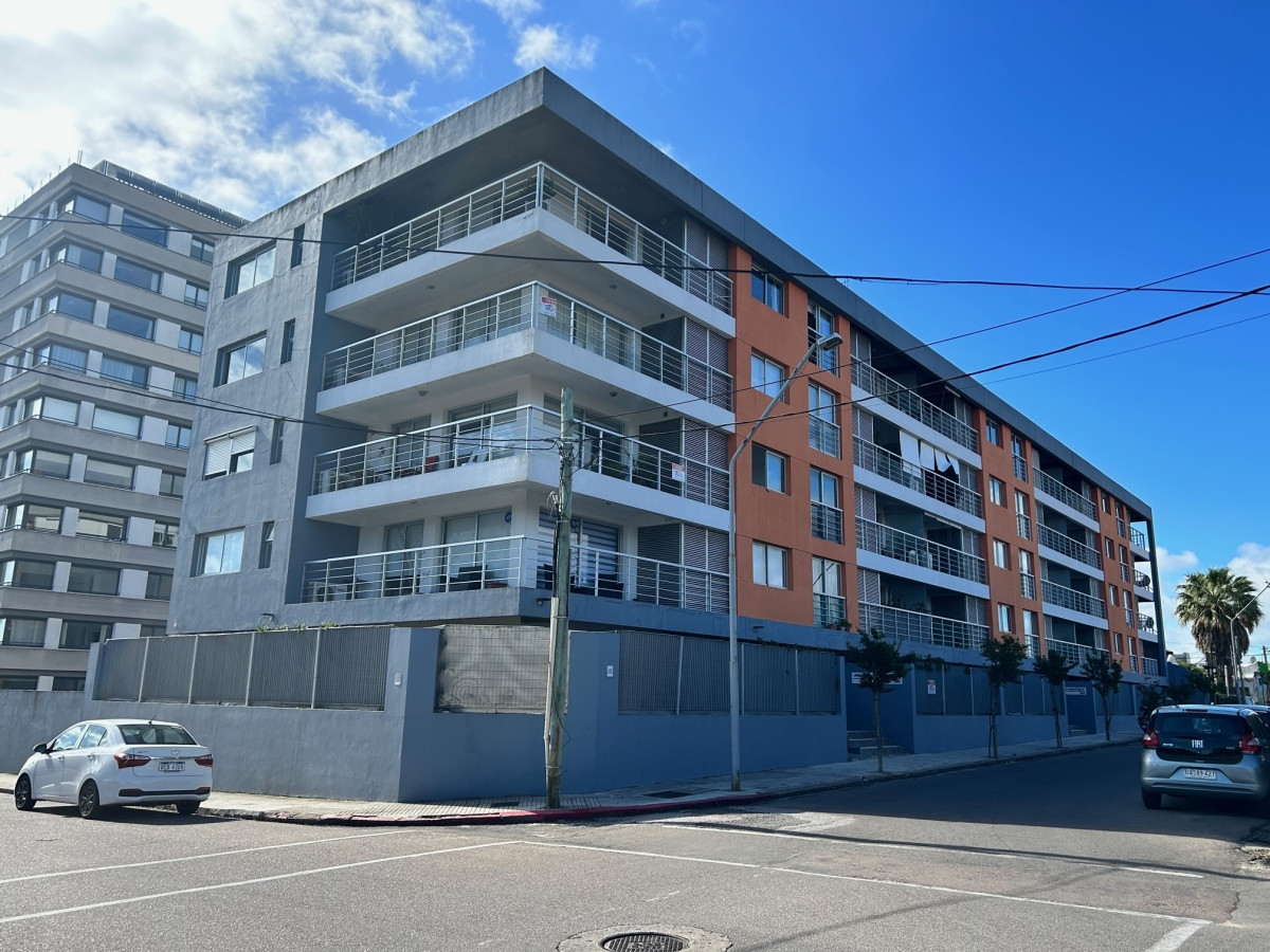 Centro Maldonado depto 1dorm y medio con cochera y ascensor, alquilado, venta US$ 105000 .