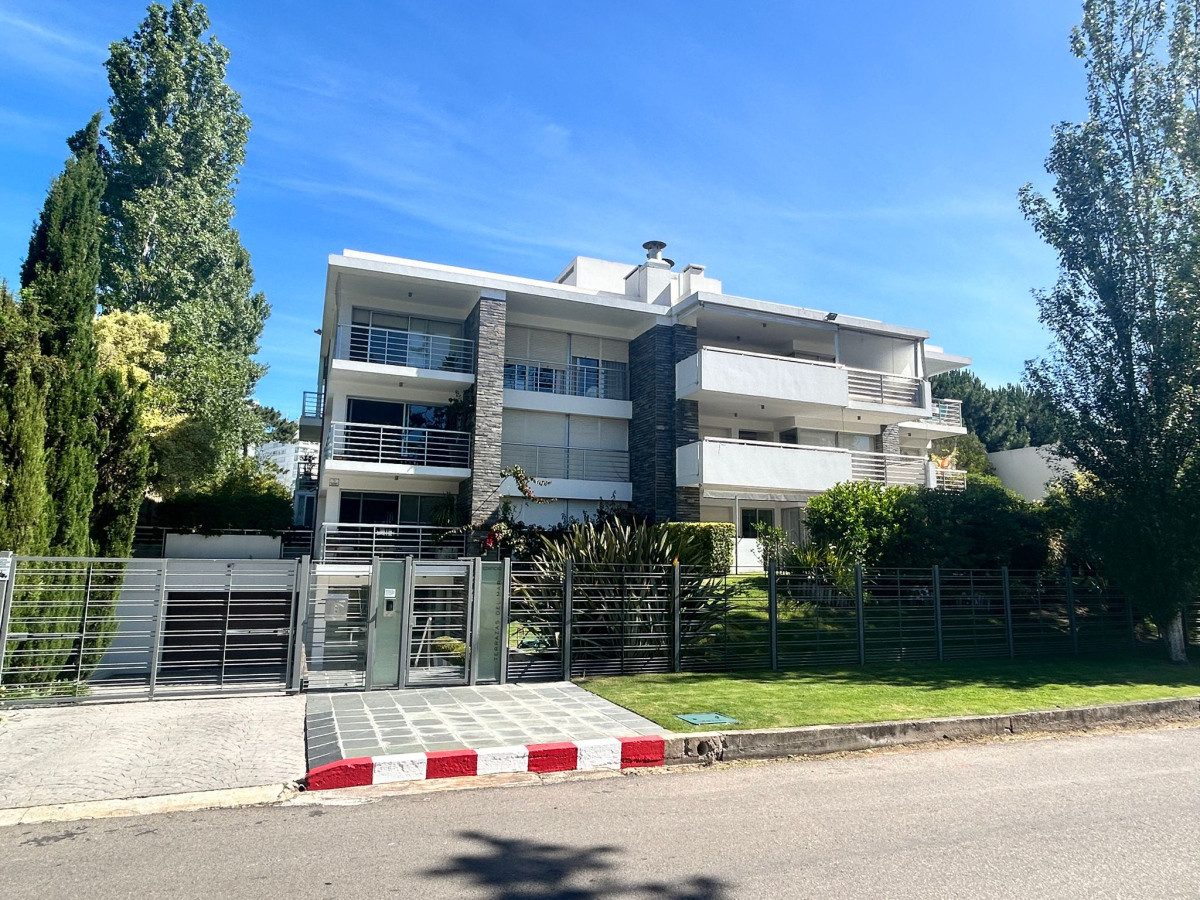 Excelente apartamento de 3 dormitorios, 3 baños, piscina, garage y baulera. Pda 18 de la Mansa. U$S 350.000