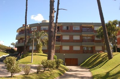 ALQUILER DE TEMPORADA Apartamento en Arcobaleno de 2 dormitorios, 2 baños, garage y balcón