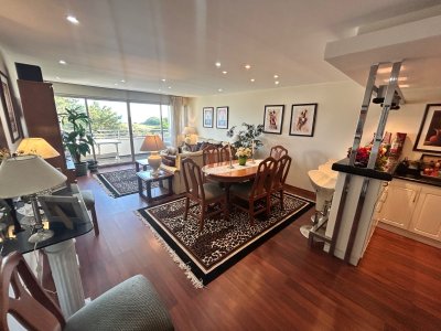 Alquiler Anual. Mansa Departamento de 4 dorm 3 baños frente al mar impecable con cochera. US$ 1600.