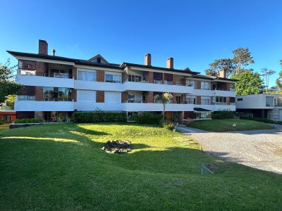 ALQUILER DE TEMPORADA Apartamento cómodo en barrio Country, 3 dormitorios, 2 baños, terraza con parrillero y cochera