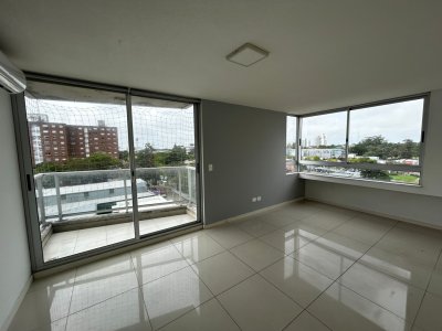 Apartamento en alquiler anual -2 dorm, 1 baño, con balcón y garage.  Zona Terminal