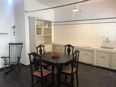 Casita en alquiler anual 1 dorm, frente a plaza del vigia. 