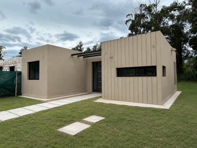 Casa a estrenar en barrio privado, construcción tradicional, 2 dorm 2 baños 370 m2 de terreno  