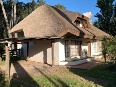 ALQUILER TEMPORAL Casa en Pinares, Pda 35 de la mansa, 3 dorm 2 baños. Disponible del 2 al 15  US$ 2500