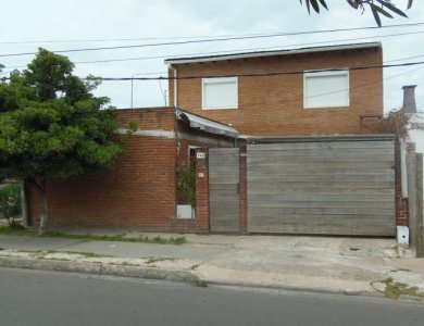 Maldonado, casa de 3 dorm 2 baños, cochera y parrillero, Venta US$ 110.000.