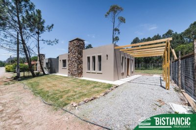 Casa a estrenar barrio privado, construcción tradicional, 2 dorm 2 baños 380 m2 de terreno  US$158.000. financiación