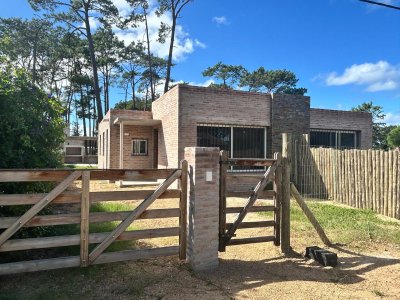 Alquiler Anual. Casas a estrenar en altos del pinar, 3 dorm, 2 baños ( 1 en suite), parrillero y predio totalmente cercado. $45000