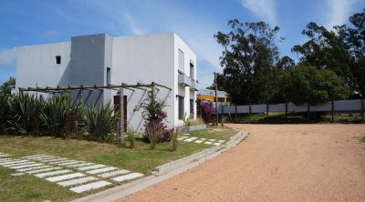 Alquiler Anual. Duplex en Cno. Lussich de 2 dorm, con patio y estacionamiento