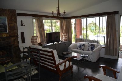 Chalé en Las Delicias , próximo al mar, 3 dorm 2 baños, tejas y ladrillos. Venta US$ 310.000