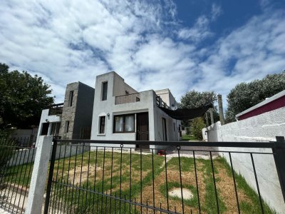 Alquiler de temporada o Anual - Casa en Lausana. de 3 dorm, 2 baños, con terraza , patio y estacionamiento.