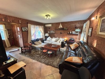 Chalé 4 dorm 3 baños calefacción piscina muy completa, ideal todo el año . Venta US$ 435.000