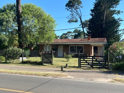 Pinares Chalé tradicional 3 dorm 2 baños + servicio, 718 m2 jardín, cerca de todo. Venta US$ 310.000.