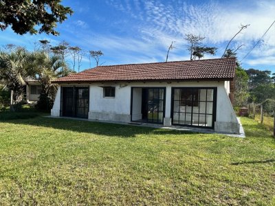 José Ignacio. La Juanita, al frente , casa clásica de 3 dorm, US$ 250.000.
