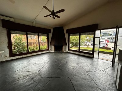 En alquiler anual: Cómoda casa 2 dormitorios, 2 baños. Próximo a Roosevelt. $45.000