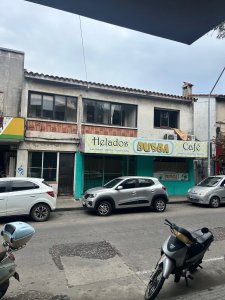 Casa centrica, a media cuadra de peatonal Sarandí, muy comercial, ideal locales. 240 m2.
