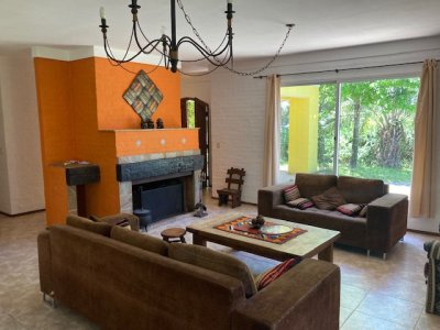 Venta de chalé alquilado en forma anual, zona colegios 3 dorm 3 baños 