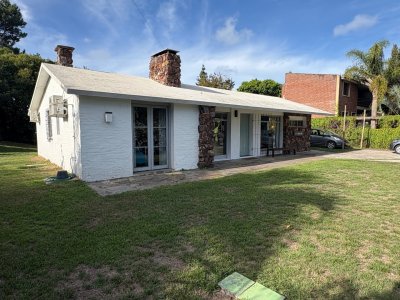 Hermoso chalet sobre camino la laguna. 3 dorm, 1 baño, barbacoa con baño y deposito. Patio y Estacionamiento. 