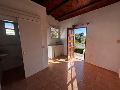 Apto tipo casita en alquiler anual, 1 dormitorio, con patio. 
