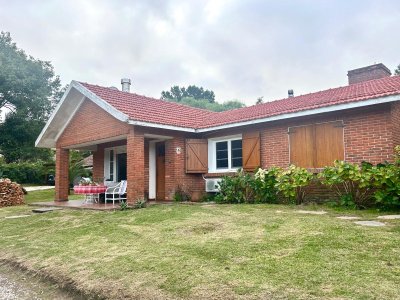 Pinares cerca del mar Chalé tradicional 1000m2 terreno y 350m2 construidos, 4 dorm 3 baños mas depto externo. Venta US$ 470.000
