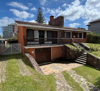 Chalé Bo Mónaco sobre Chiossi, amplia y sólida construcción, para vivir o comercial. Venta US$320.000. 