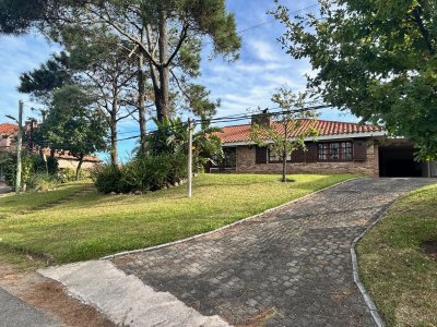 Alquilo anual chalé 3 dorm 2 baño + estudio+ depend con baño piscina exter climatizada barbacoa y garaje. Mensual $1650.