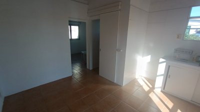 Apto tipo casita en alquiler anual, 1 dormitorio, con patio. 