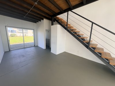Local sobre Avenida Lussich y Firenze, con entrepiso, 1 baño. Sobre avenida transitada 