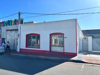 Local comercial frente a UTE, prox a 5 esquinas. 1 ambiente al frente con baño. 30m2 