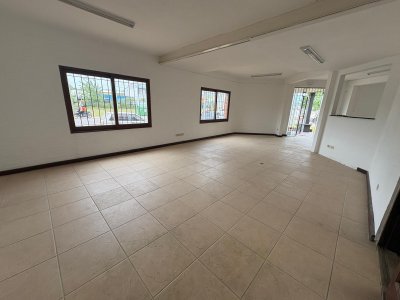Local comercial en Alquiler anual, sobre Av. Aparicio Saravia 