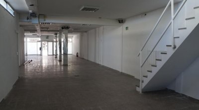 LOCAL PEATONAL SARANDÍ 300M2, BUEN FRENTE
