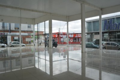 Amplio local 350 m2 vidriado, sobre calle principa