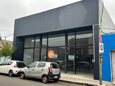 Local de 300 m2 + entrepiso 50, en centro de Maldonado calle 18 de Julio, doble altura, diseño moderno. Alquiler US$ 2900